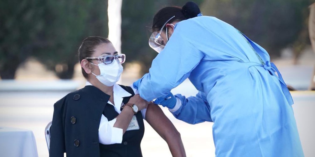 Comienza la vacunación contra COVID-19 en México