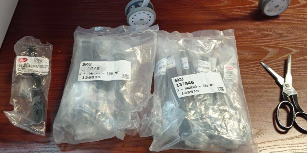 Tránsitos detienen a dos por abrir un vehículo en Jardines del Moral