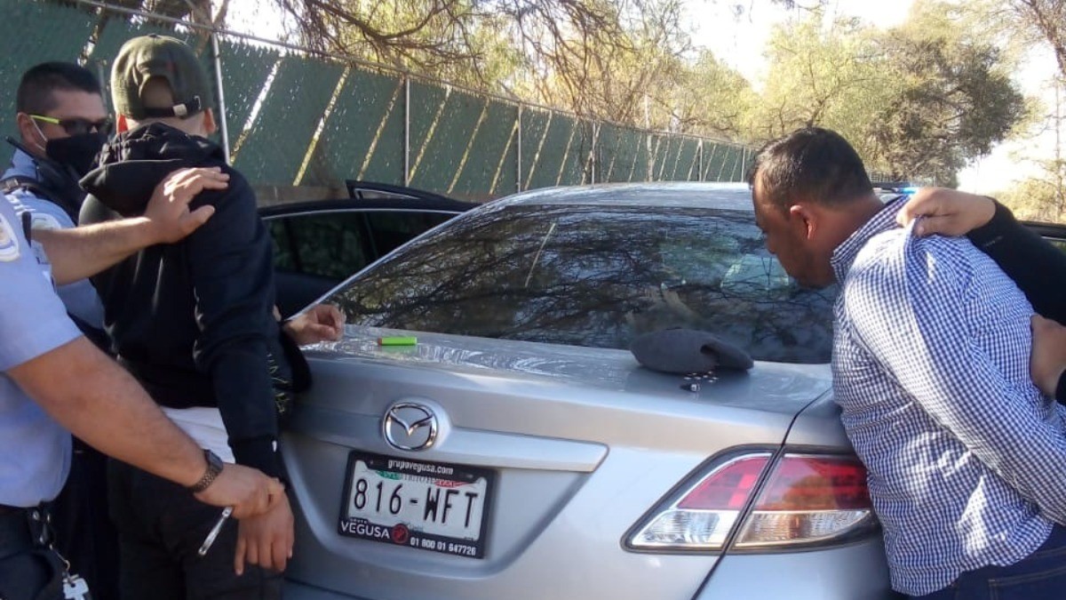 Detienen a tres hombres acusados de robo de autos