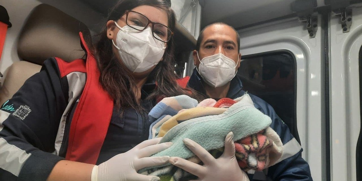 Ayudan paramédicos de Bomberos en el nacimiento de un bebé