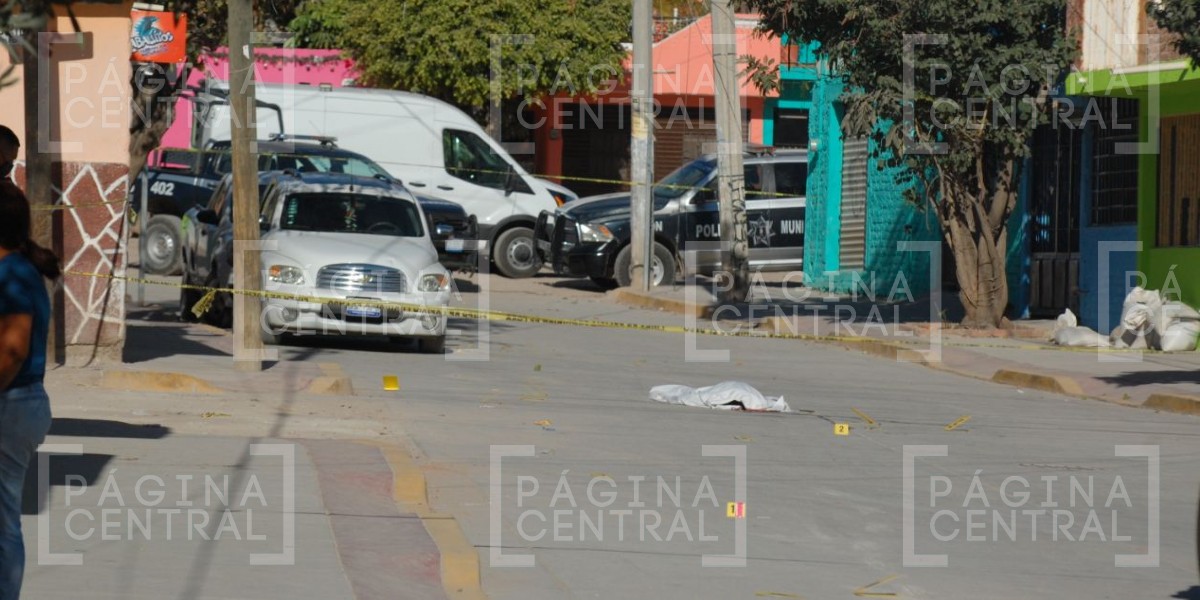 Hombre queda tendido en plena calle tras ser atacado a balazos
