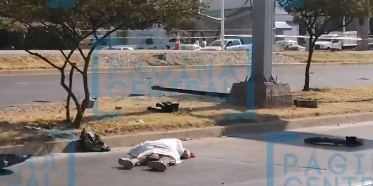 Conductor pierde el control de su auto y arrolla a ciclista en León