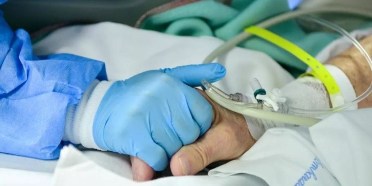 Persisten muertes por COVID-19; se suman 105 decesos a la lista