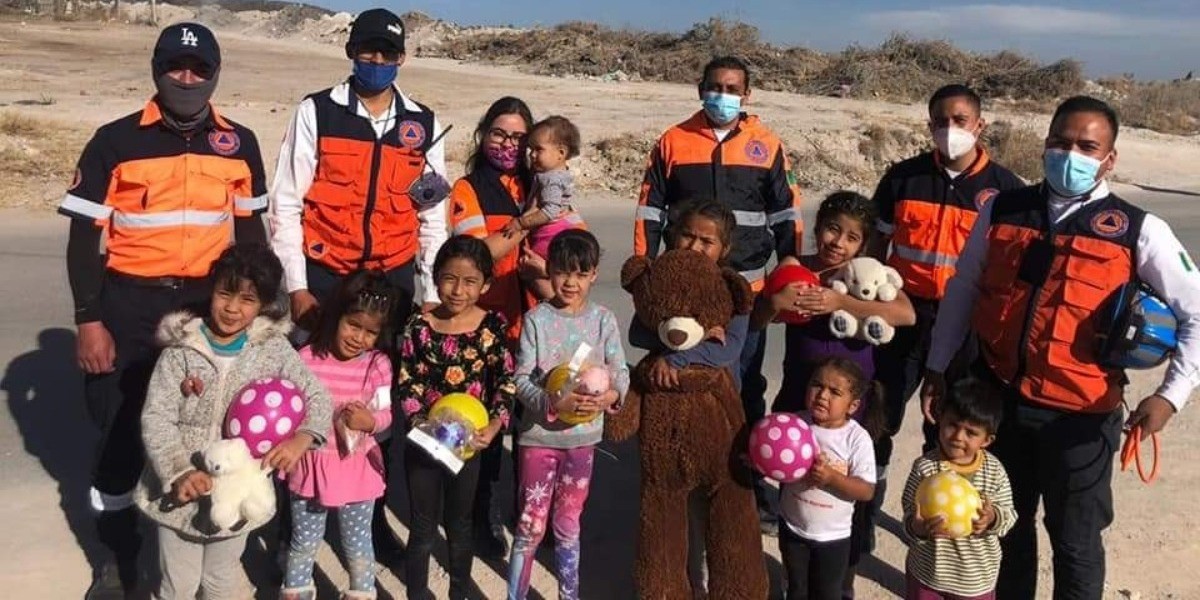 Llevan juguetes a comunidades en Día de Reyes