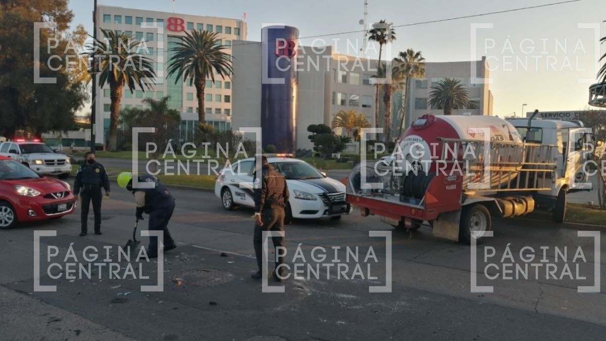 Causa choque entre pipa de gas y camioneta cierre de vialidad
