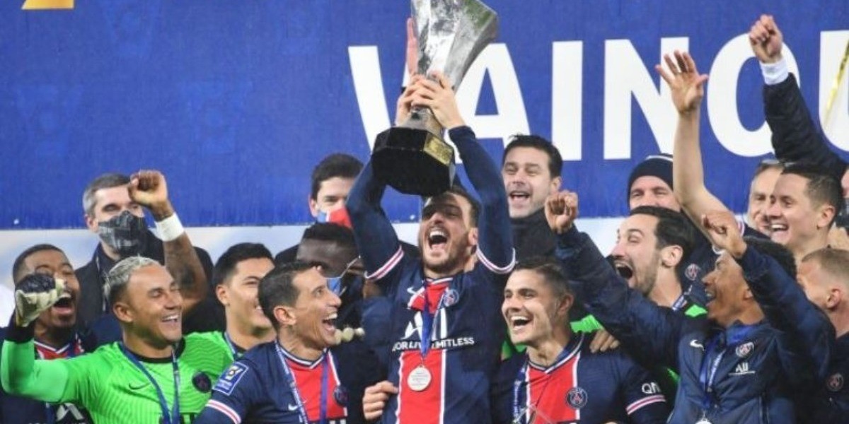 Pochettino lleva al PSG a levantar su primer título