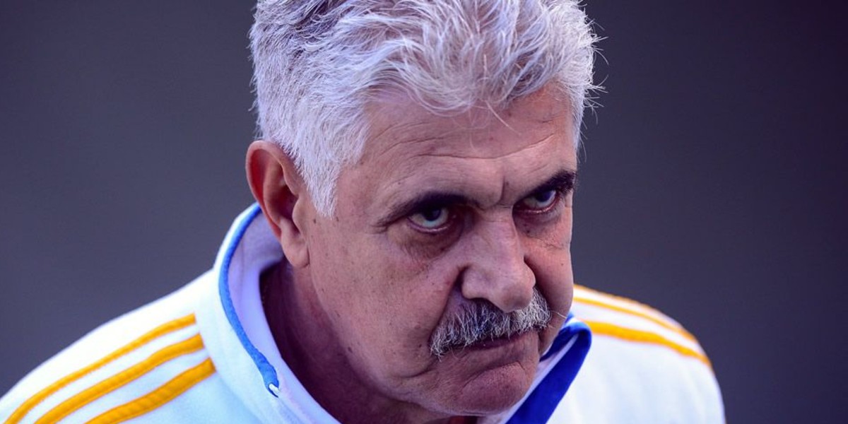 Suspenden al 'Tuca' Ferretti por fumar durante partido