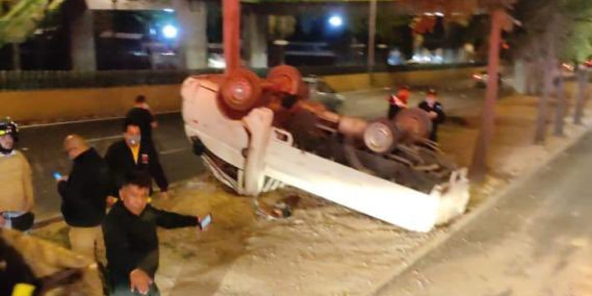 Chofer vuelca su camión y sale corriendo; transportaba 475 tabiques de cocaína