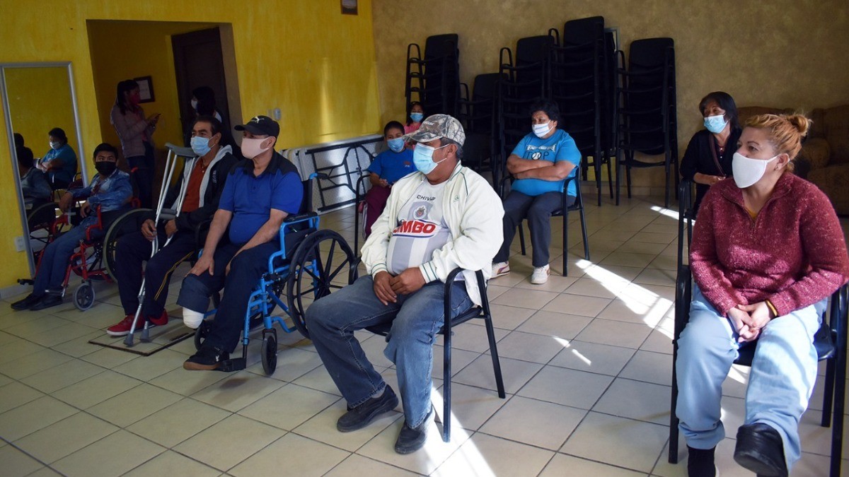 Entregan equipo a personas con discapacidad