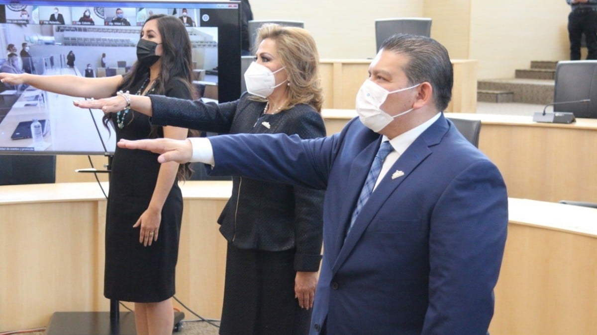 Rinden protesta suplentes de diputados en el Congreso del Estado