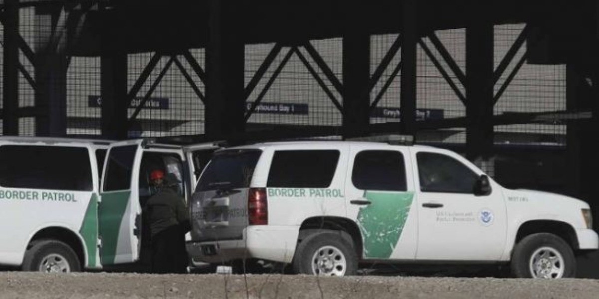 Agente estadounidense mata a migrante en frontera con México