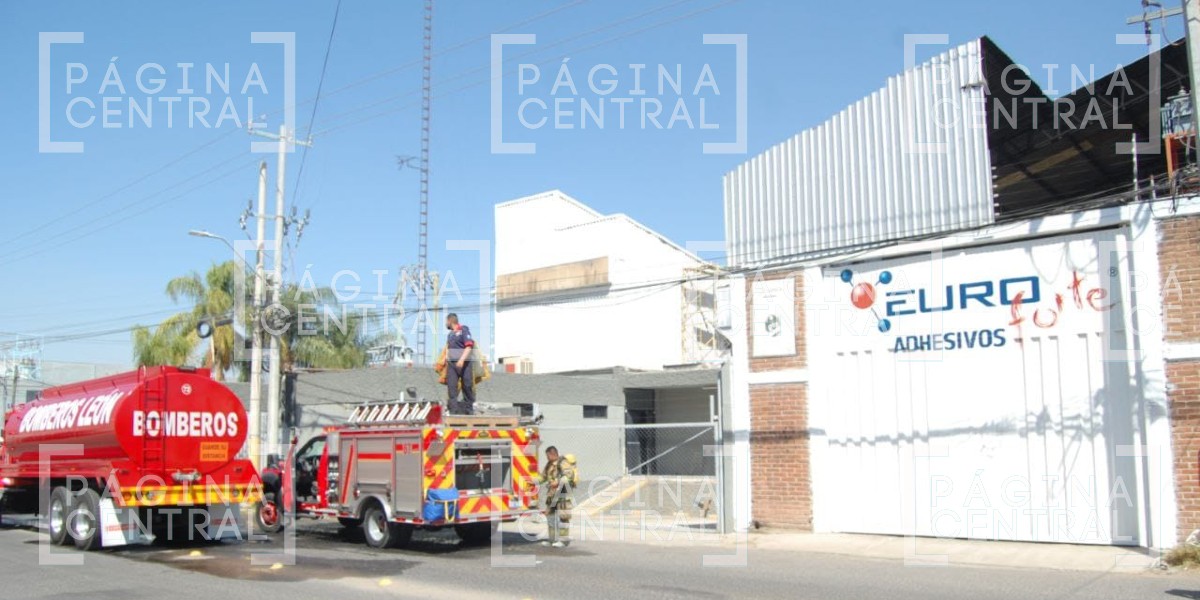 Bomberos sofocan incendió de fábrica de adhesivos en Industrial Delta