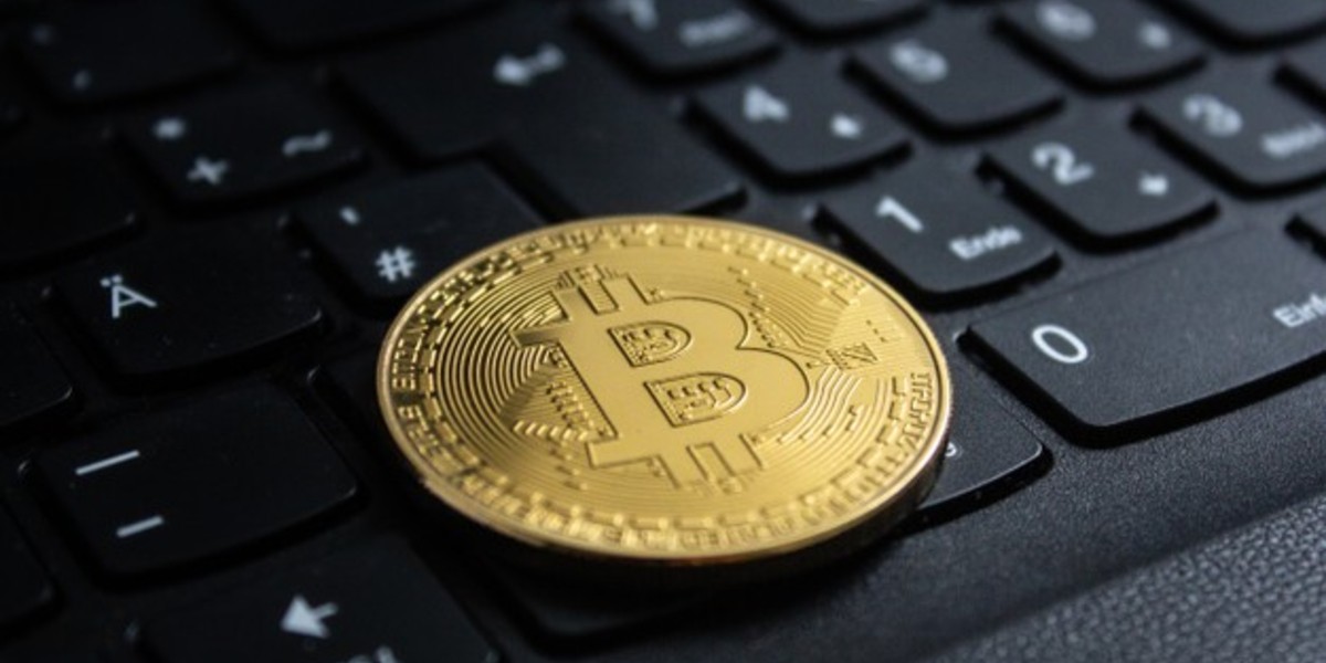 Bitcoin supera su valor histórico y casi llega a los 50 mil dólares