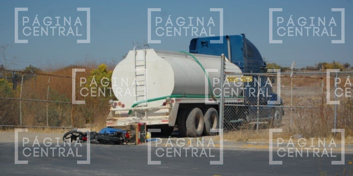 Fallece hombre al chocar en moto; iba con su hijo