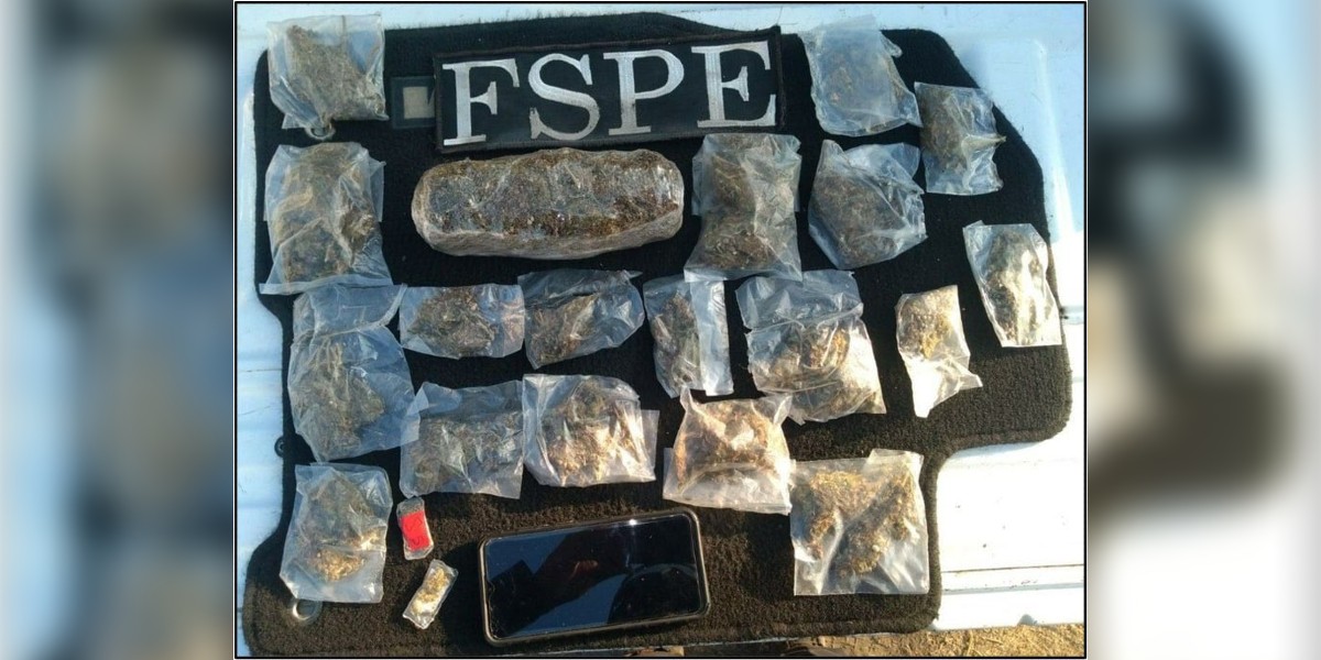 Tras persecución, detienen a dos traficantes con 445 dosis de mariguana