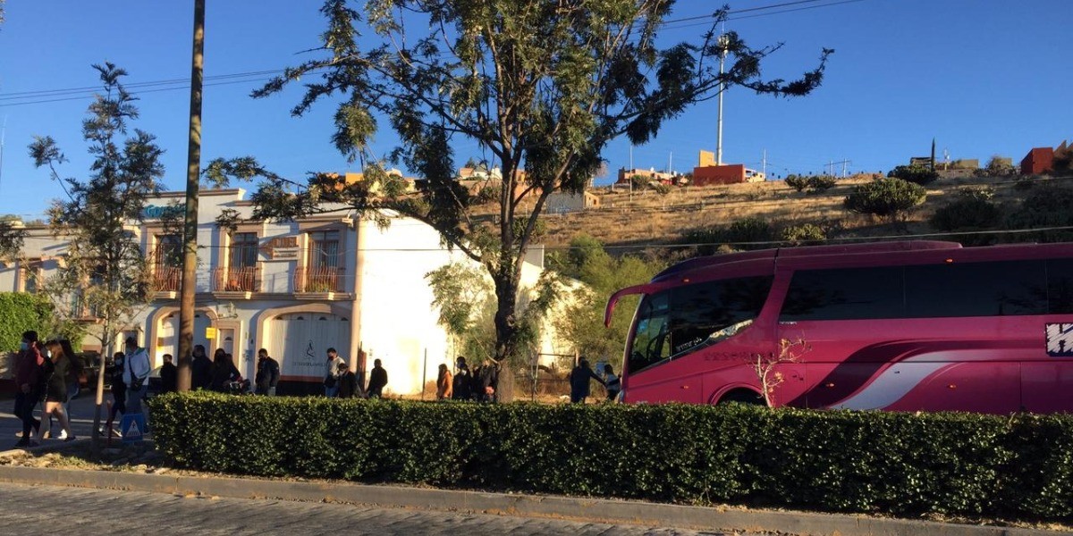 Frenan entrada a San Miguel de Allende de 12 autobuses