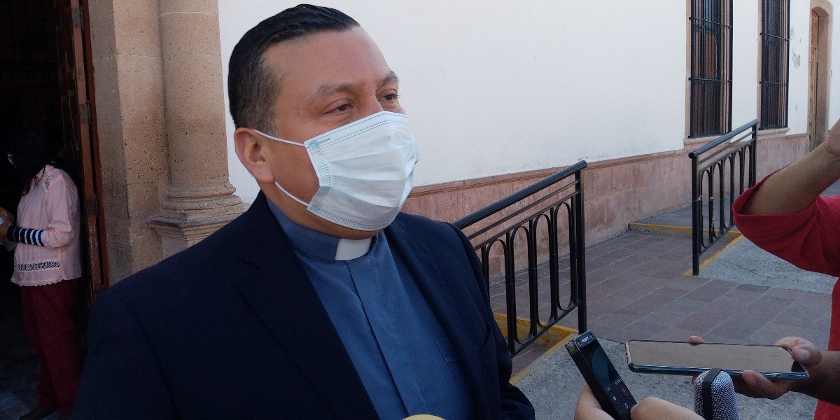 Reparten ceniza ‘para llevar’ en templos de León