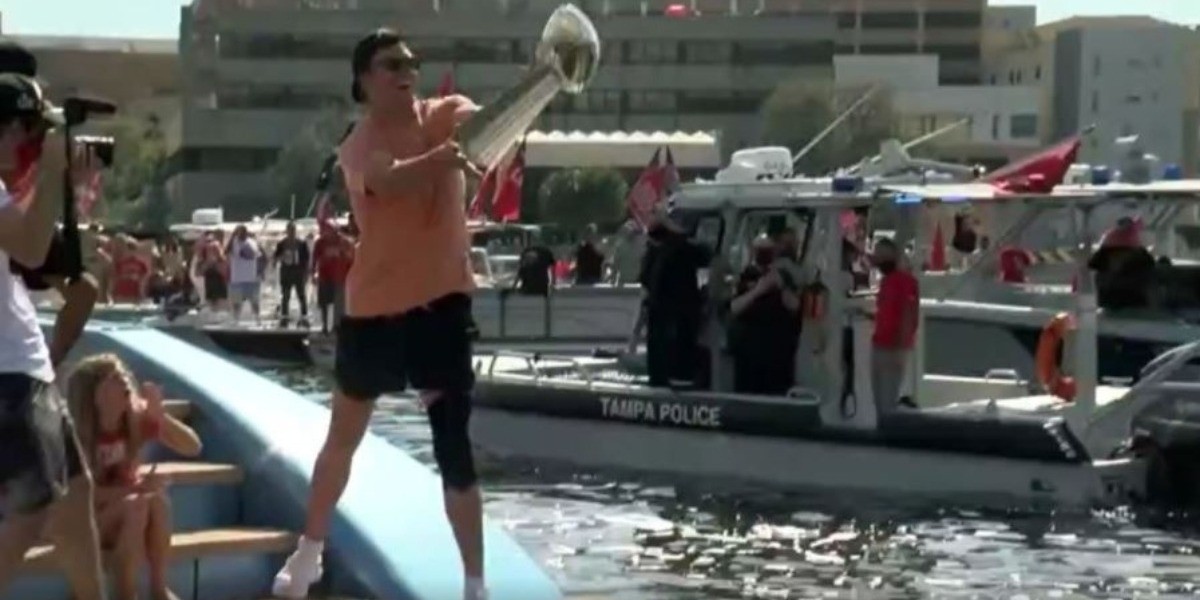 Exigen a Tom Brady disculparse por lanzar el trofeo