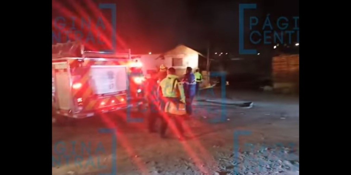 Fuego arrasa con maderería en León