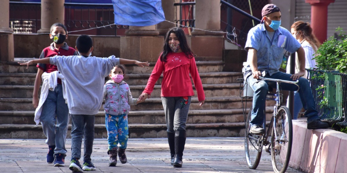 Casos de COVID en el mundo alcanzan su nivel más bajo en cinco meses