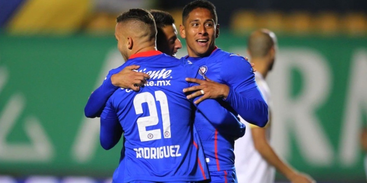 Cruz Azul vence a Tigres en el Universitario