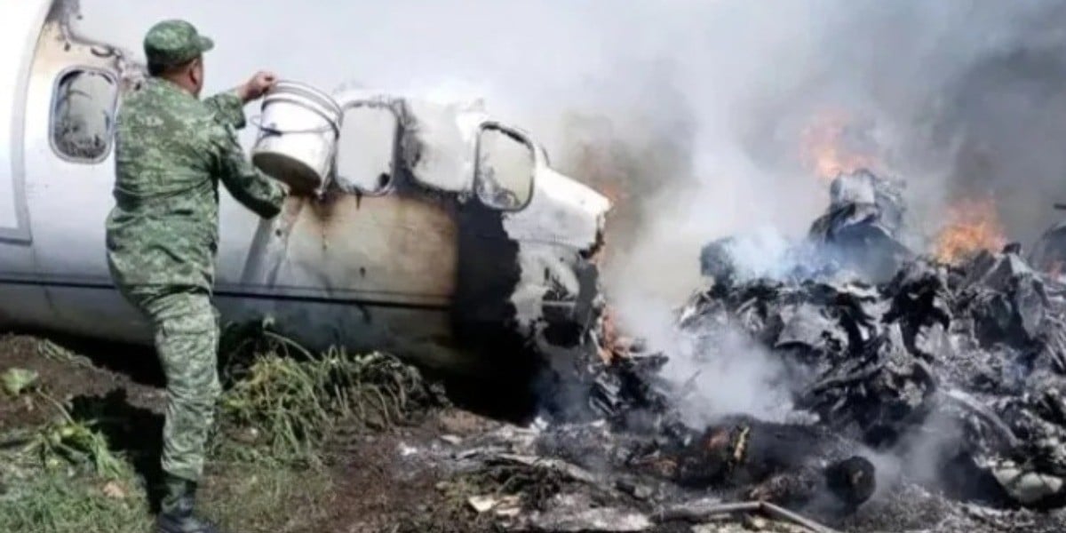 Se desploma avioneta de la Fuerza Aérea Mexicana; hay seis muertos