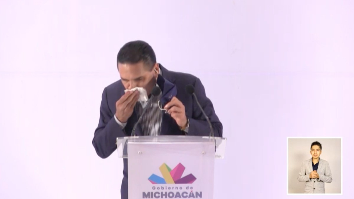 Sufre gobernador hemorragia nasal en conferencia; “son secuelas”