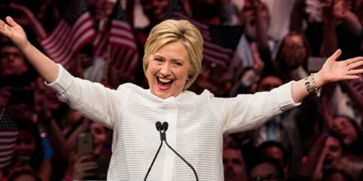 Hillary Clinton, de política a novelista de suspenso