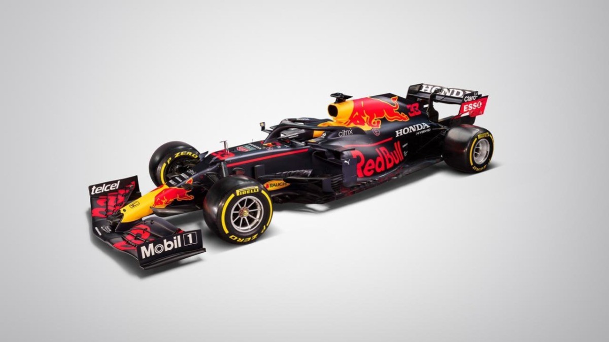 ‘Checo’ Pérez presenta auto y casco con Red Bull