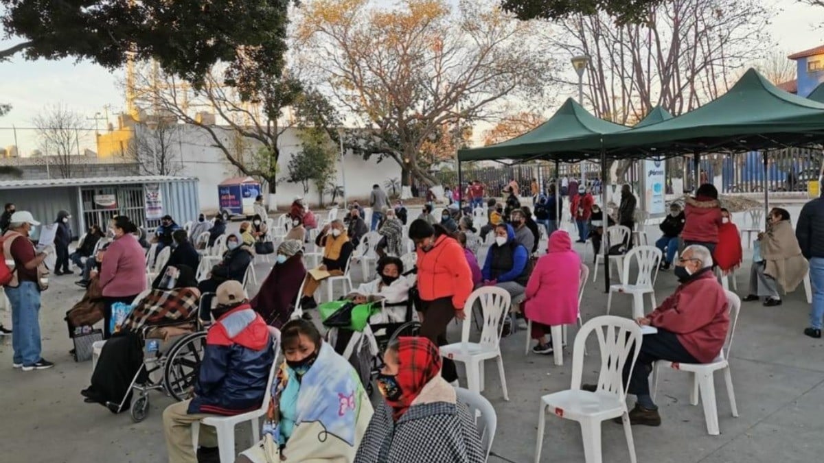 Arranca vacunación en Cortazar con largas filas