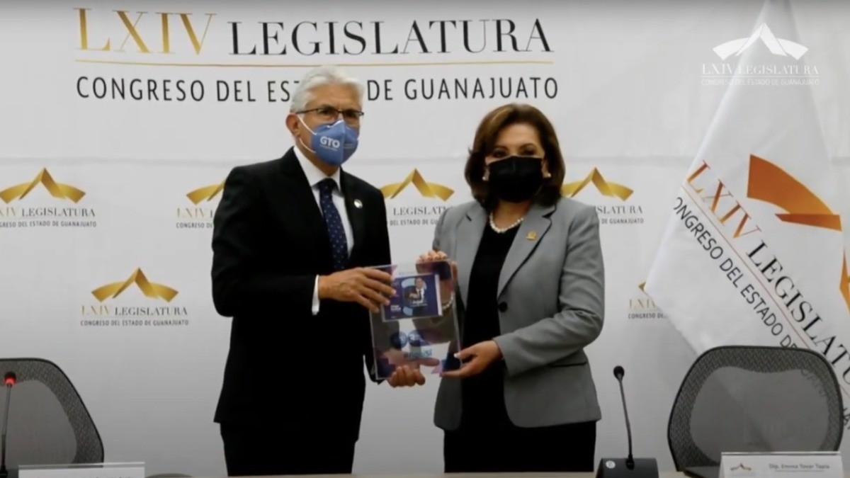 Entrega Ayala tercer informe de gobierno al Congreso