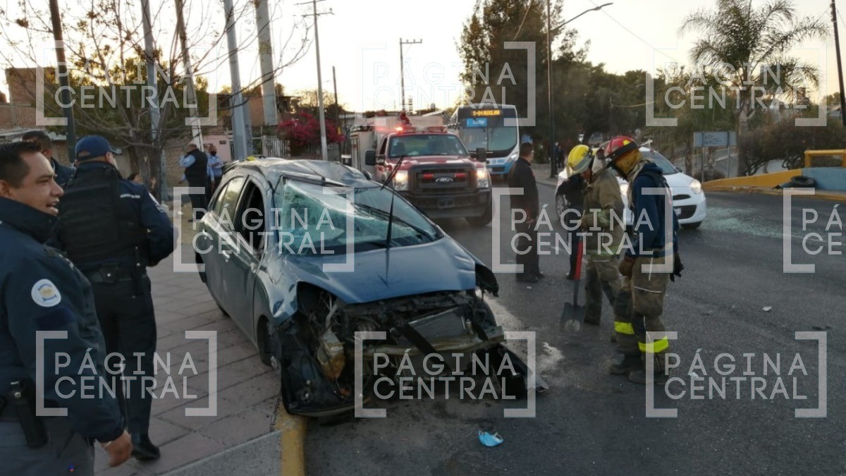 Vuelca auto compacto en el Malecón