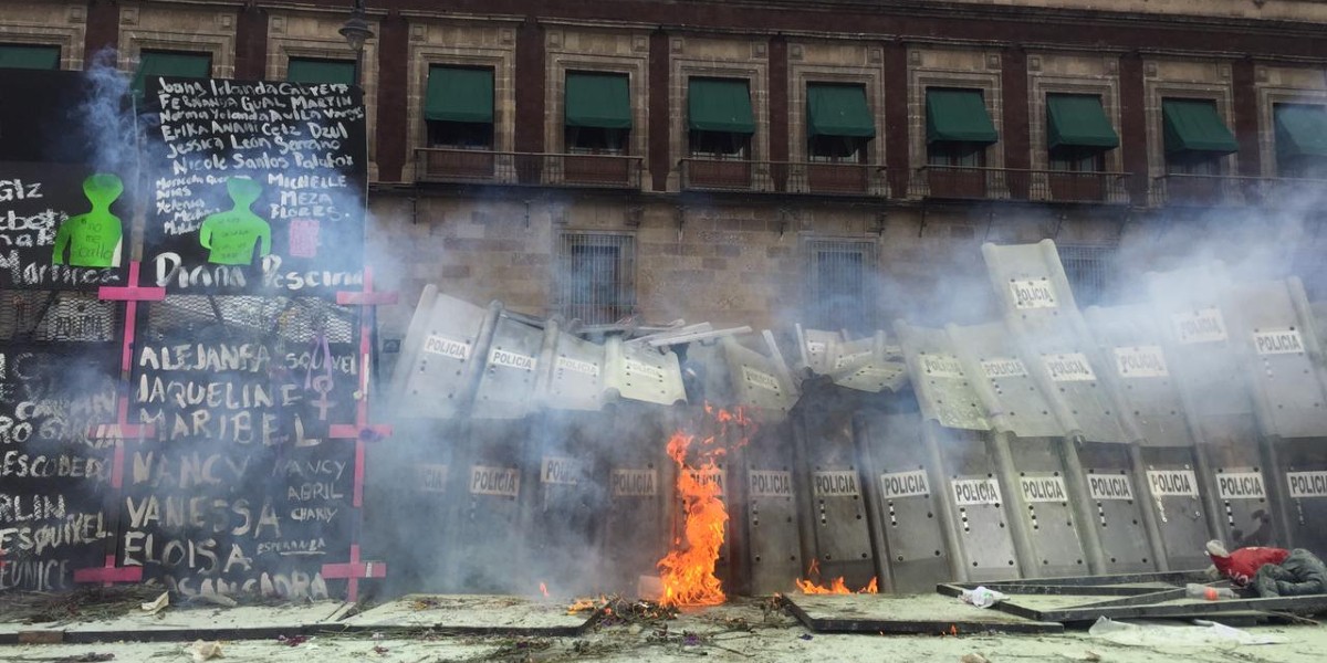 Feministas derriban vallas protectoras de Palacio Nacional