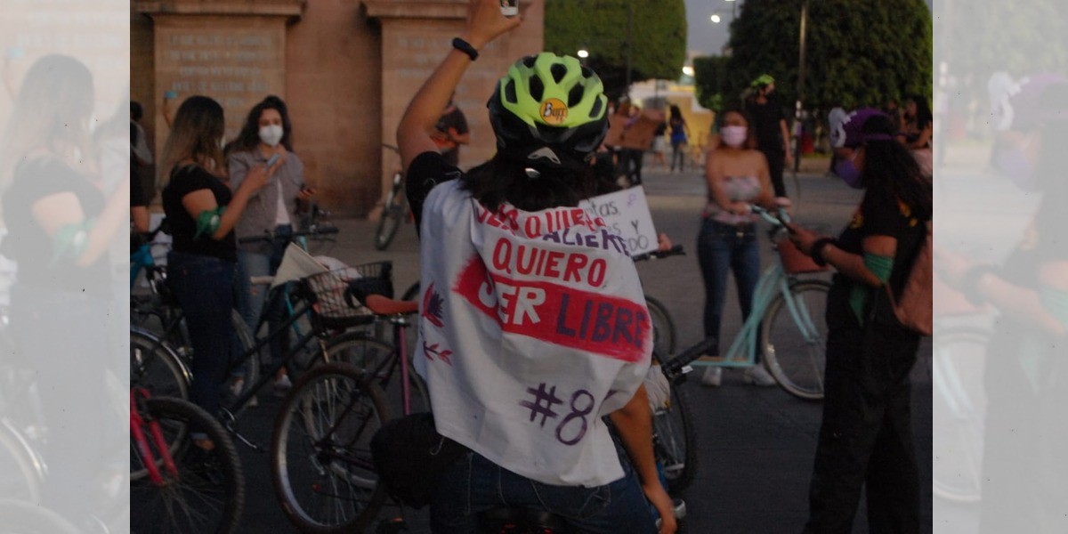 Feministas marchan sobre ruedas por la erradicación de la violencia