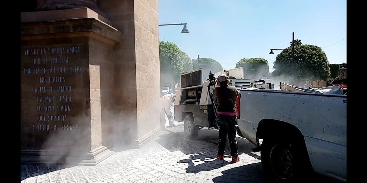 Tras marcha feminista, retiran pintas del Arco de la Calzada