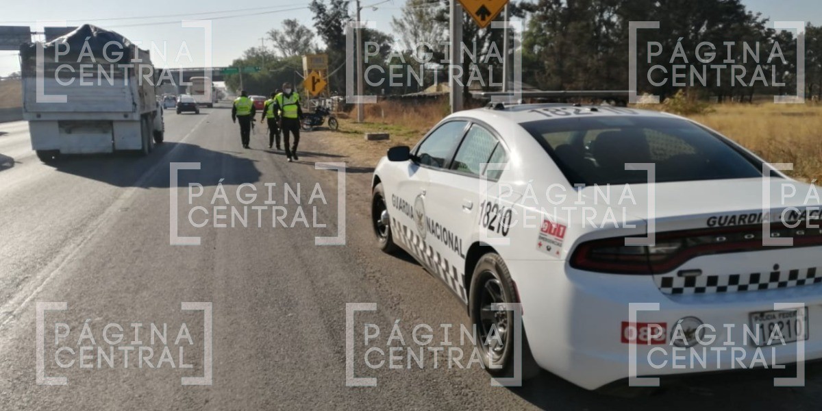 Por rebasar por acotamiento, atropella tolva a ciclista