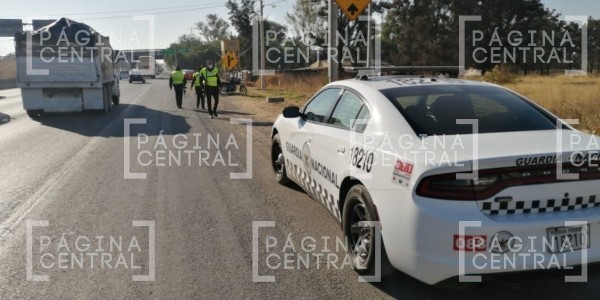 Por rebasar por acotamiento, atropella tolva a ciclista