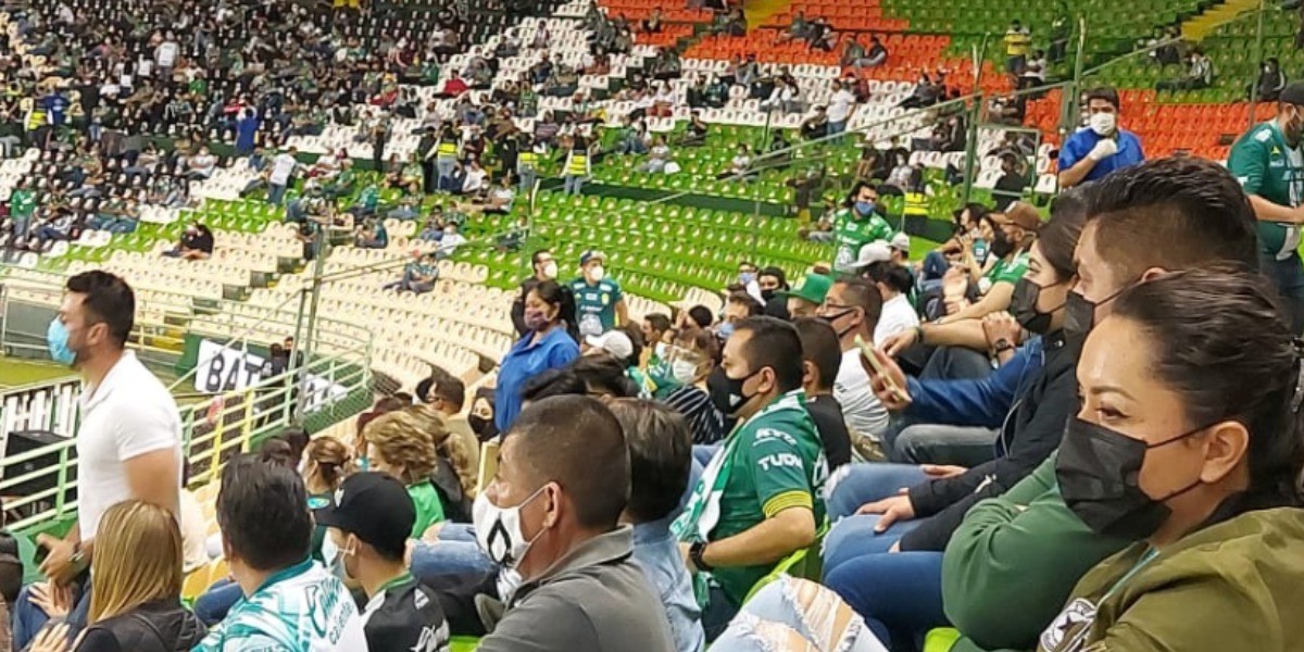 Aficionados aplauden a la Fiera desde el estadio
