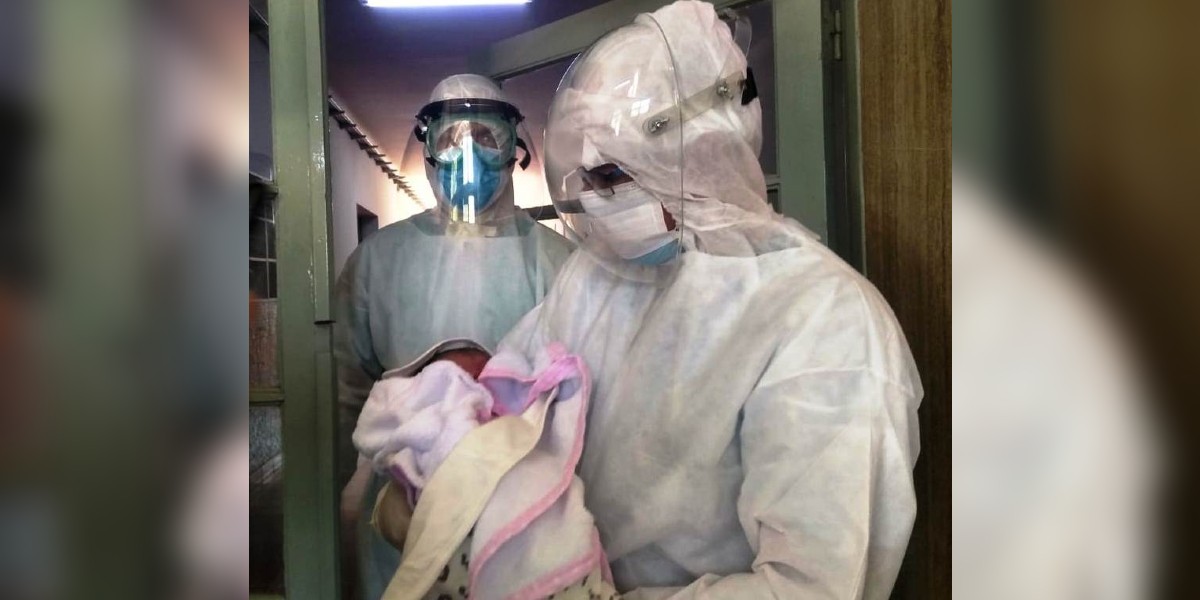 Vacunan a embarazada y bebé nace con anticuerpos COVID-19