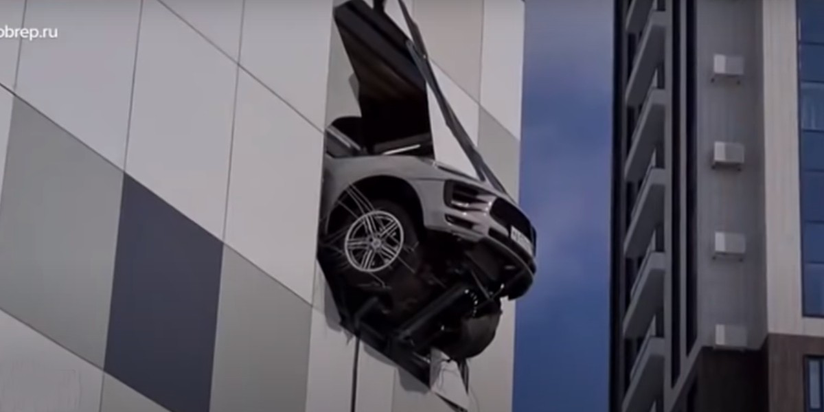 Camioneta Porsche sufre accidente y queda colgando de un edificio
