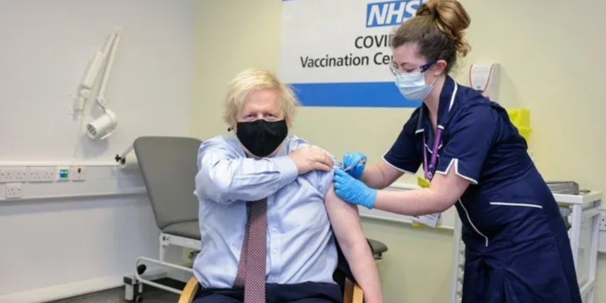 Primer ministro del Reino Unido se vacunó con AstraZeneca