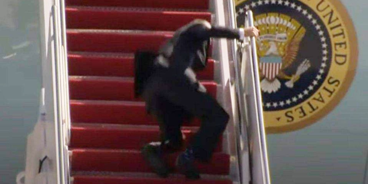 VIDEO | Biden tropieza tres veces en escaleras del Air Force One