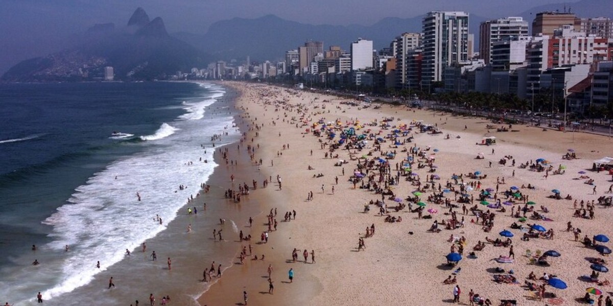 Cierran playas de Río de Janeiro para controlar el coronavirus