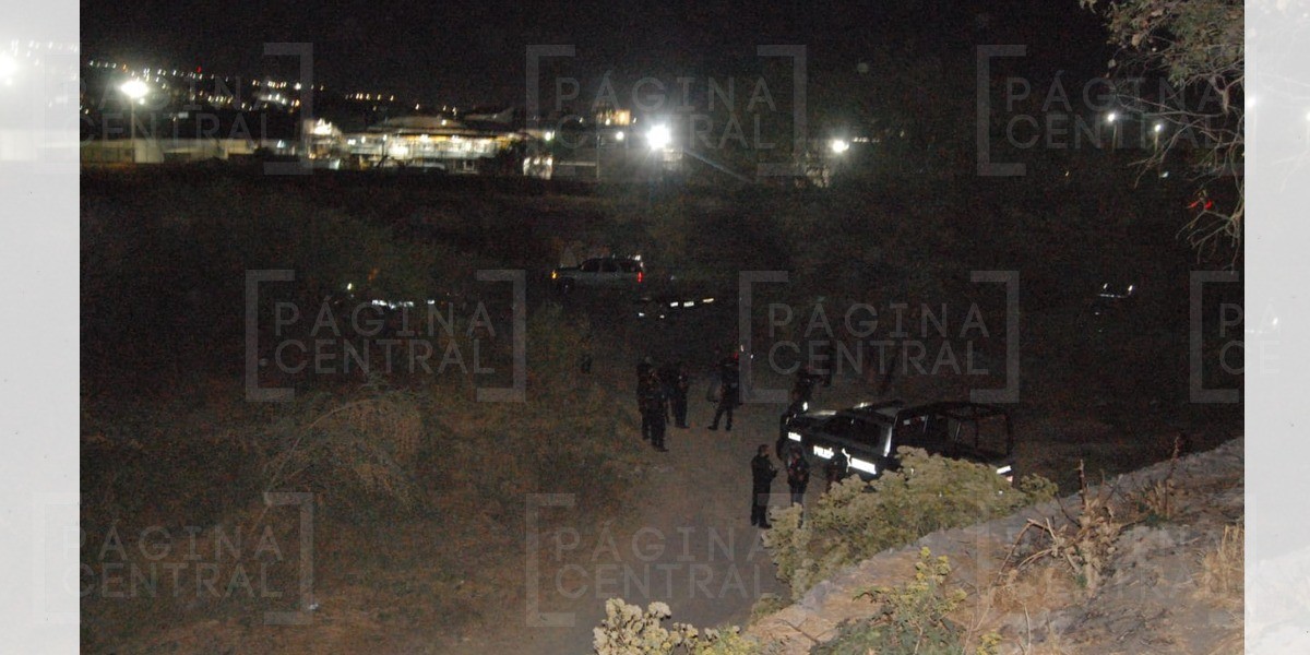 Asaltantes emboscan camión de valores; se desata balacera