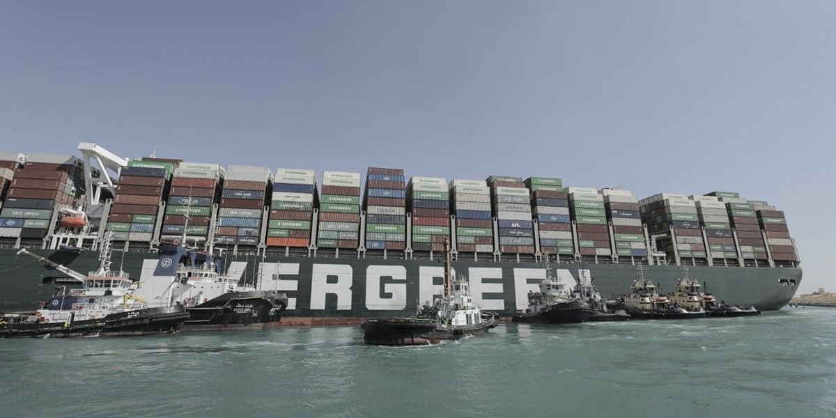 Liberan al barco que había quedado varado en el Canal de Suez