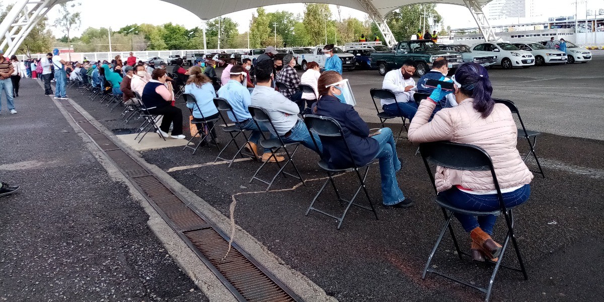 Vacunarían a adultos mayores desde su auto en la Velaria