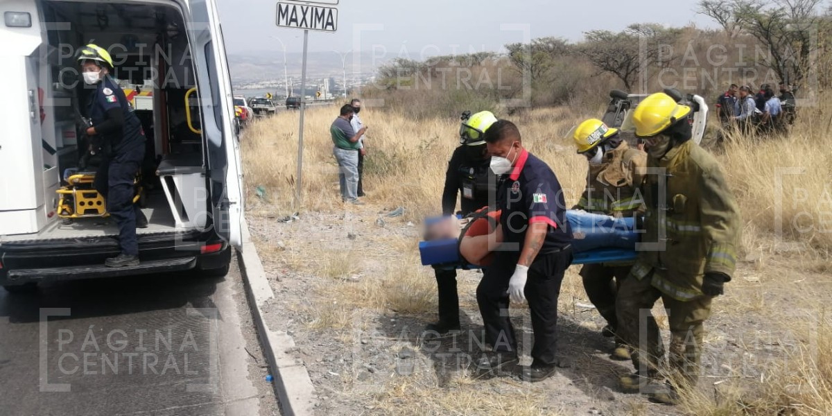 Se vuelca una pareja sobre el Libramiento Morelos