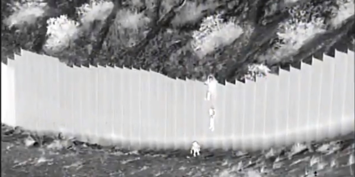 VIDEO | Polleros arrojan a dos niñas por sobre el muro fronterizo