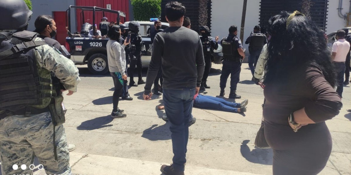 #VIDEO | Se enfrentan morenistas en el Parque Hidalgo