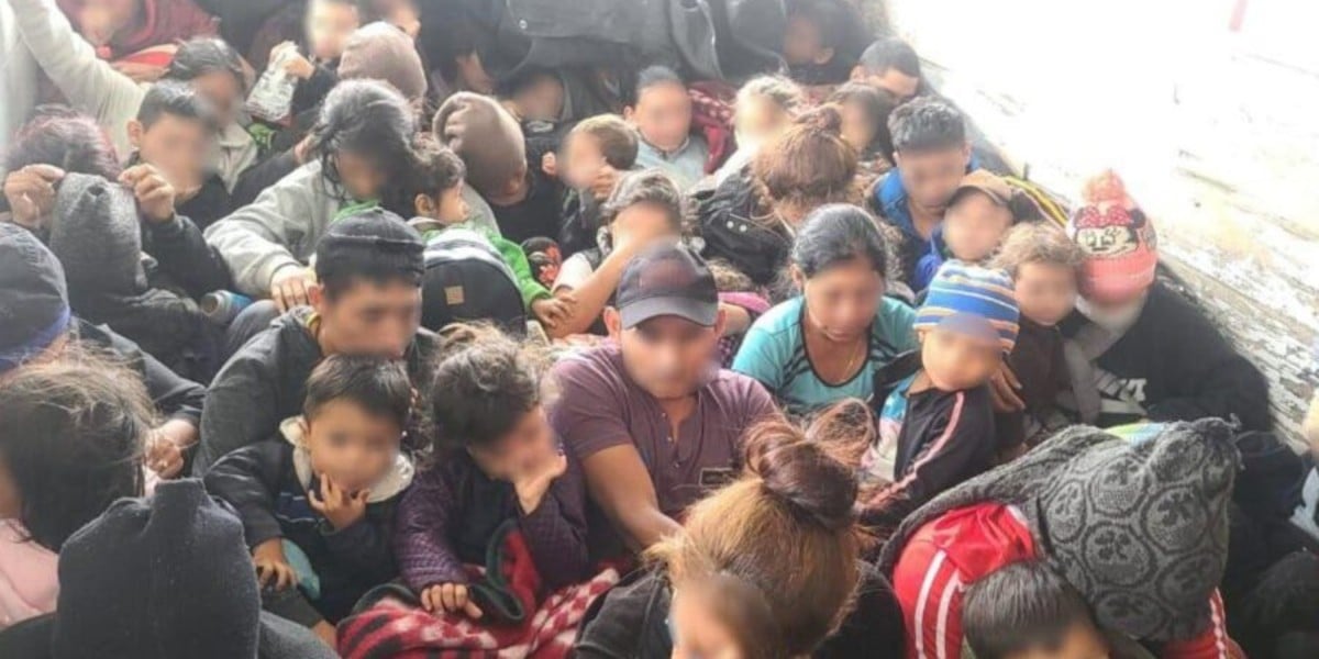 Guardia Nacional rescata a 61 migrantes que viajaban en un camión